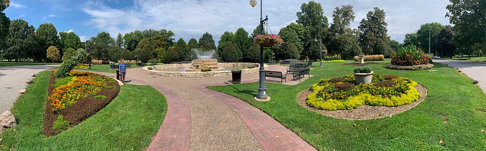 You are currently viewing Vander Veer Botanical Park, Davenport, IA (2019)